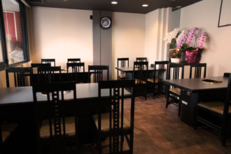 店内:テーブル席